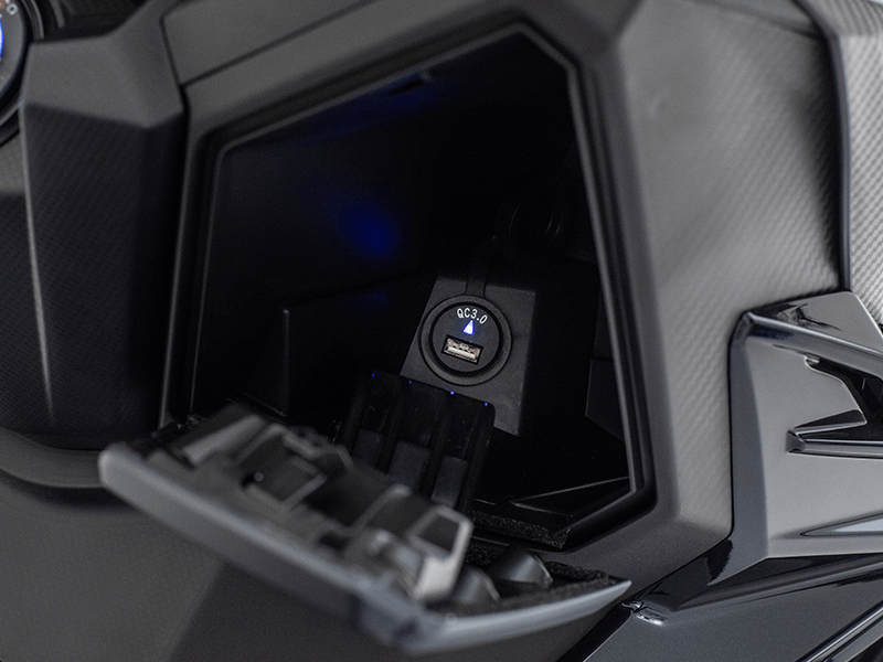 Front Compartment and QC 3.0